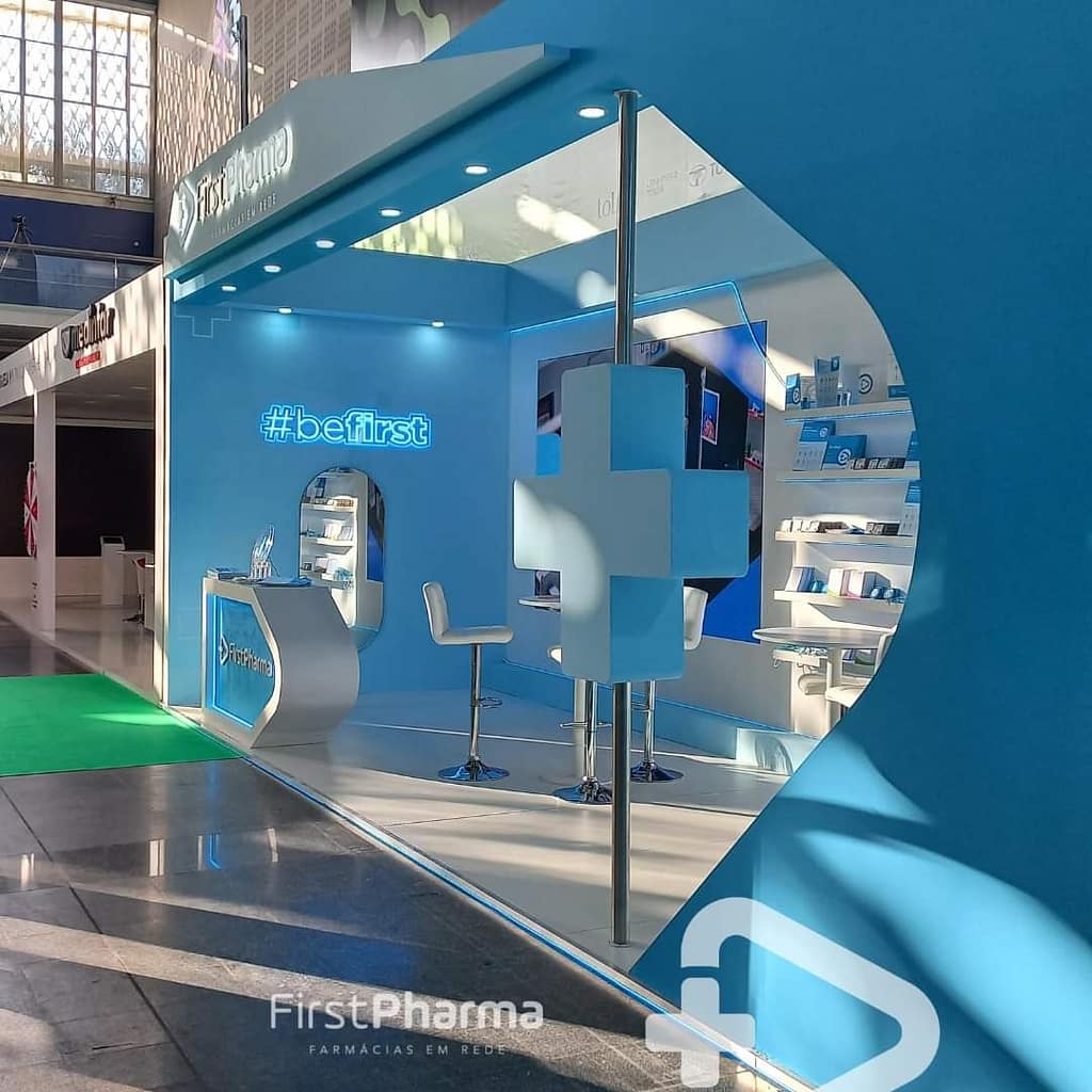 Stand Firstpharma com a cruz farmacêutica