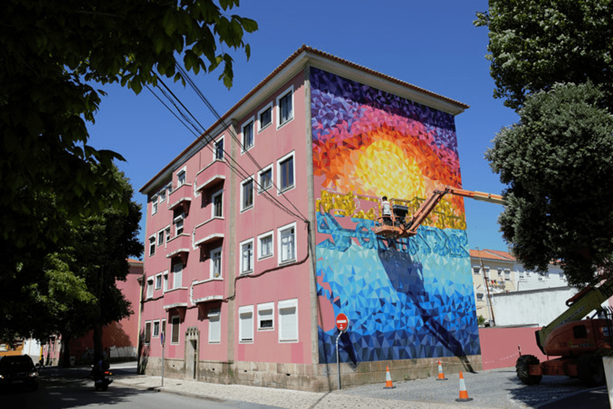 Graffiti Colorido na Lateral de Prédio em Matosinhos