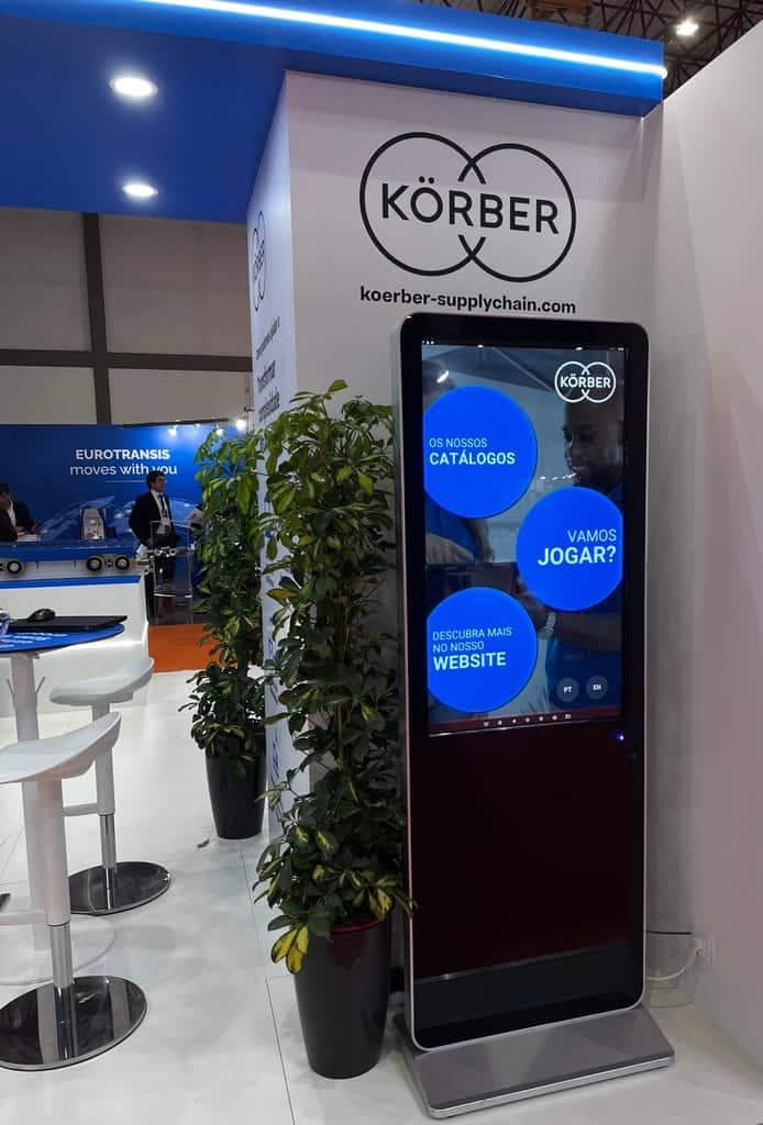 Mupi digital interativo no stand da Korber