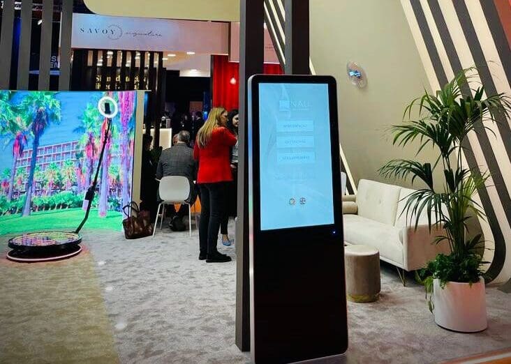 Stand Nau Hotels com o Mupi Digital